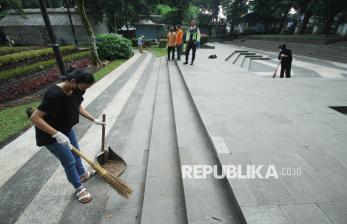 Bagikan Minuman Alkohol, Komunitas Lari Dihukum Bersihkan Balai Kota Bandung