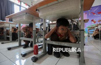 Edukasi Mitigasi Gempa, Siswa SDN Kalibata 11 Berlatih Simulasi Penyelamatan