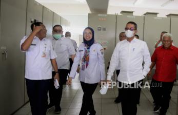 Penjabat (Pj) Gubernur DKI Jakarta Heru Budi Hartono (kedua kanan) saat meninjau Rumah Pompa Waduk Pluit, Jakarta, Rabu (19/10/2022). Peninjauan tersebut untuk melihat kondisi rumah pompa dalam mengantisipasi dan menghadapi musim hujan. Republika/Putra M. Akbar