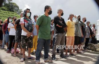 Sejumlah Pekerja Migran Indonesia (PMI) bermasalah berbaris di zona netral saat tiba di Pos Lintas Batas Negara (PLBN) Entikong di Kabupaten Sanggau, Kalimantan Barat, Kamis (28/4/2022). Pemerintah Malaysia melalui Depot Tahanan Imigresen Semuja Sarawak mendeportasi 157 PMI bermasalah melalui PLBN Entikong karena telah melanggar undang-undang keimigrasian setempat. 