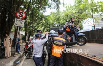 Puluhan Motor yang Parkir di Bahu Jalan Gandaria City Diangkut Petugas