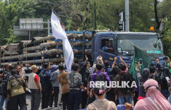 Warga Gelar Aksi Blokade Jalan, Tolak Truk ODOL Melintas di Jalan Raya Serang-Cilegon