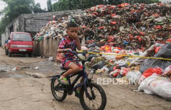 Penumpukan Sampah di TPS Pasar Kemiri Depok
