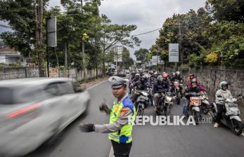 Urai Kepadatan Kendaraan Wisatawan, Sistem Satu Arah Diberlakukan di Kawasan Lembang 