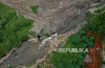 In Picture: Aliran Sungai Pesanggrahan Menyempit Imbas dari Longsor TPA Cipayung