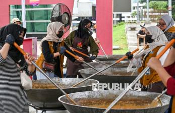 Aksi Sosial, Budayawan dan Mahasiswa Masak 20 Ribu Paket Rendang untuk Korban Bencana Sumatera