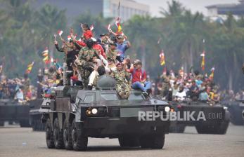 Antusiasme Warga Ikuti Parade Alutsista TNI di Monas