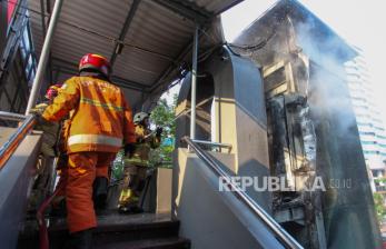 In Picture: Lift JPO di Jalan Pemuda Surabaya Terbakar, Diduga Karena Korsleting Listrik