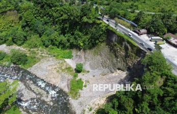 In Picture: Terdampak Longsor Setahun Lalu, Bahu Jalan di Malibo Anai Belum Juga Diperbaiki 