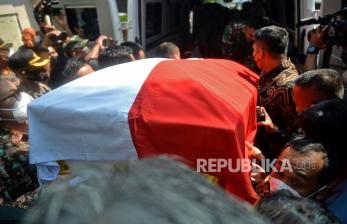 Petugas mengangkat peti jenazah almarhum Menpan-RB Tjahjo Kumolo di Rs Abdi Waluyo, Jakarta, Jumat (1/7/2022). Tjahjo Kumolo tutup usia pada Jumat pukul 11.10 WIB karena sakit setelah dirawat secara intensif dan rencananya akan di makamkan di TMP Kalibata.Prayogi/Republika