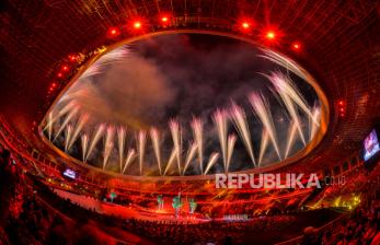 Suasana pesta kembang api saat penutupan PON XX Papua di Stadion Lukas Enembe, Kabupaten Jayapura, Papua, Jumat (15/10). Pekan Olahraga Nasional (PON) XX Papua resmi ditutup oleh Wakil Presiden Republik Indonesia Maruf Amin dengan juara umum diraih Jawa Barat. PON XXI akan kembali diselenggarakan tahun 2024 dengan tuan rumah Aceh dan Sumatera Utara.  