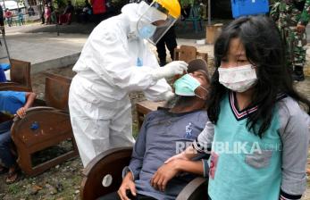 Warga menjalani tes Covid-19 dengan swab antigen massal di Turi, Sleman, Yogyakarta, Senin (14/6). Sebanyak 160an warga dites Covid-19 massal dengan swab antigen menyusul adanya 5 KK yang positif terpapar Covid-19. Usai tes Covid-19 warga melakukan isolasi mandiri menunggu hasil tes swab antigen.