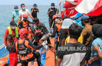 Imigran Rohingya yang Terdampar di Perairan Aceh Dievakuasi