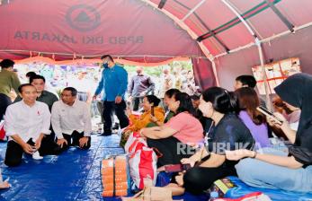 Presiden Joko Widodo didampingi Iriana Jokowwi meninjau langsung posko pengungsian korban kebakaran Terminal Bahan Bakar Minyak (TBBM) Pertamina Plumpang yang ada di Ruang Publik Terpadu Ramah Anak (RPTRA) Rasela, Rawa Badak Selatan, Jakarta, Ahad (5/3).