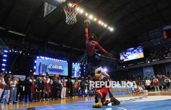 Aksi Atraktif Pebasket di Kontes Slamdunk IBL All-Stars 2025