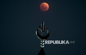 Ragam Cara Warga Sambut Fenomena Gerhana Bulan Total di Indonesia