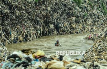 Tumpukan Sampah TPA Cipayung Picu Pencemaran Kali Pesanggrahan di Depok