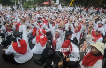 Sejumlah tenaga kesehatan saat melaksanakan aksi di kawasan Patung Kuda Arjuna Wiwaha, Jakarta, Senin (8/5/2023). Aksi damai yang dilaksanakan oleh gabungan organisasi profesi kesehatan itu menolak RUU Omnibus Law Kesehatan yang dinilai berpotensi memecah belah profesi kesehatan, melemahkan perlindungan dan kepastian hukum tenaga kesehatan. Selain itu mereka juga menuntut pemerintah untuk memperhatikan sejumlah fasilitas kesehatan di daerah pelosok yang belum memadai.