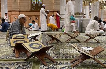 In Picture: Meraih Pahala dengan Tadarus Al-Quran di Masjid Madinah