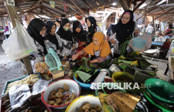 Sambut HUT PGRI, Ribuan Guru di Kediri Borong Dagangan Pasar