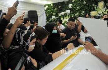 In Picture: Isak Tangis Keluarga saat Sambut Jenazah Benny Laos di Rumah Duka