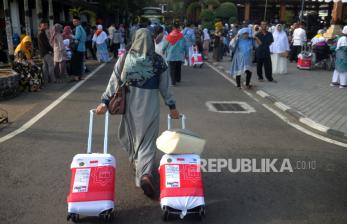 Keluarga membawa koper jamaah calon haji saat keberangkatan kloter 48 menuju Embarkasi Solo di Pendopo Parasamya Bantul, Yogyakarta, Rabu (7/6/2023). Sebanyak 360 orang yang terdiri dari 353 jamaah calon haji dari kelompok bimbingan ibadah haji (KBIH) Aisiyah serta 7 petugas asal Kabupaten Bantul yang tergabung dalam kloter 48 dilepas menuju Embarkasi Solo. Kloter 48 ini termasuk dalam pemberangkatan ibadah haji gelombang kedua yang akan mendarat di Jeddah.
