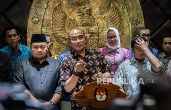 In Picture: Dipecat DKPP, Ketua KPU Hasyim Asyari Gelar Jumpa Pers