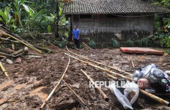 Hujan Deras, Dua Rumah Warga Ciamis Tertimbun Longsor
