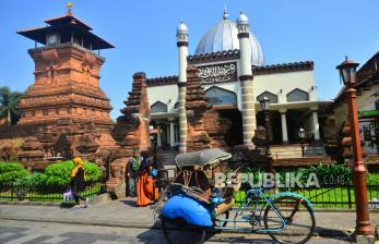 Penerapan Protokol Kesehatan di Tempat Wisata Dipantau Ketat. Wisatawan mengunjungi Masjid Menara Kudus di Kudus, Jawa Tengah. Obyek wisata religi favorit warga kawasan Pantura untuk berziarah makam Sunan Kudus yang berada di sebelah barat masjid itu mulai ramai dikunjungi wisatawan dan pedagang dengan menerapkan protokol kesehatan guna meminimalisir penyebaran COVID-19. ANTARA FOTO/Yusuf Nugroho/wsj.
