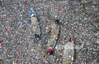 Penampakan Tumpukan Sampah Plastik di Sungai Citarum