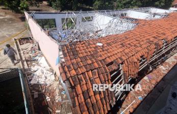 Atap Bangunan SMKN 1 Gunung Putri Ambruk, Puluhan Siswa Luka-Luka