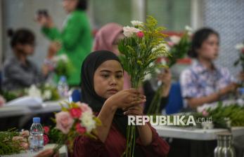 Puluhan Peserta Ikuti Pelatihan Keterampilan Merangkai Bunga di Pasar Rawa Belong