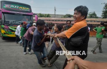 Keseruan Lomba Tarik Bus di Terminal Lebak Bulus