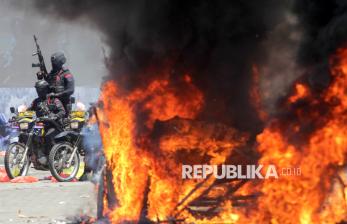 Petugas Gabungan Gelar Simulasi Sistem Pengamanan Kota di Sidoarjo