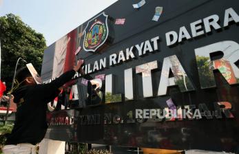 Pengunjuk rasa menempelkan uang mainan pada papan nama gedung DPRD sebagai wujud protes saat aksi unjuk rasa menuntut disahkannya RUU Perampasan Aset di depan Kantor DPRD Kota Blitar, Jawa Timur, Jumat (5/5/2023). Pengunjuk rasa dari Gerakan Mahasiswa Nasional Indonesia (GMNI) tersebut menunut agar DPR segera melakukan pengesahan terhadap RUU Perampasan Aset sebagai bentuk dari komitmen lembaga legislatif dalam perang melawan korupsi. 