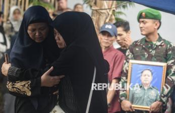 Isak Tangis Kerabat Warnai Pemakaman Prajurit TNI Korban Ledakan Amunisi di Garut