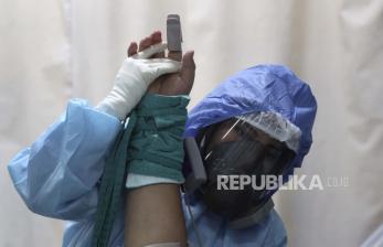  Seorang petugas kesehatan merawat pasien Covid-19 di ICU Rumah Sakit Alberto Sabogal di Callao, Peru, Senin, 11 Januari 2021. Vaksinasi dapat mencegah orang terkena Covid-19 parah.