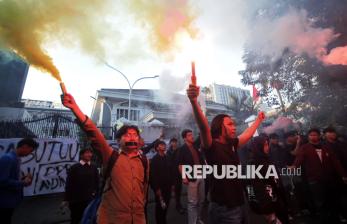 In Picture: Tolak UU TNI, Puluhan Mahasiswa Geruduk Kantor DPRD Jabar