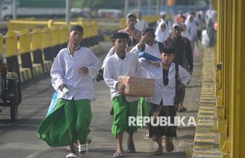 In Picture: Arus Mudik Santri Ponpes di Pelabuhan Jangkar Situbondo