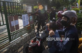Petugas menyampaikan larangan masuk kepada para peziarah di depan gerbang Tempat Pemakaman Umum (TPU) Karet Bivak, Jakarta, Minggu (27/6/2021). Pemerintah Provinsi DKI Jakarta melarang aktivitas ziarah kubur selama pengetatan pemberlakuan pembatasan kegiatan masyarakat (PPKM) skala mikro hingga 5 Juli 2021, tetapi pengecualian berlaku untuk proses pemakaman jenazah yang boleh disertai maksimal 10 orang pengantar. 