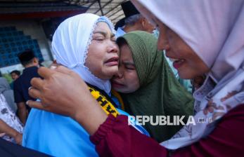 Peluk Haru Keluarga Iringi Keberangkatan Jamaah Haji di Manokwari