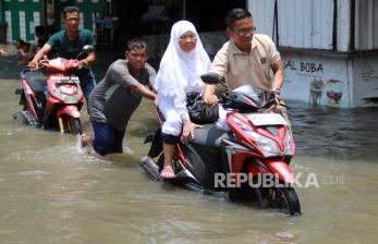 In Picture: Sungai Deli Meluap, Permukiman Warga di Medan Terendam Banjir