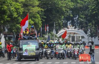 In Picture: Tuntut Penyetaraan Tarif, Pengemudi Ojek Online di Serang Gelar Unjuk Rasa