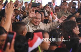 Momen Presiden Prabowo Joget Bersama Warga Saat Kunjungi Pulau Miangas