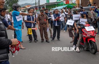 In Picture: Aipda Robig Zainudin Jalani Rekonstruksi Kasus Penembakan Pelajar di Semarang