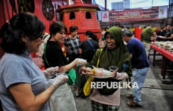 In Picture: Potret Toleransi Beragama, Wihara Dharma Bakti Bagikan Makanan untuk Berbuka Puasa