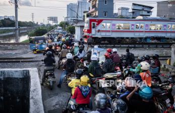 In Picture: Dipusat Kota Masih Ada Perlintasan Kereta tanpa Palang Pintu di Jakarta