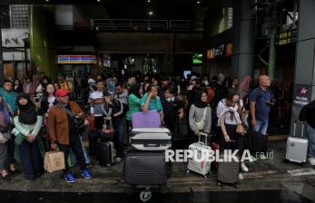 In Picture: Arus Balik Mudik Nataru, 44.876 Penumpang Kereta Tiba di Jakarta