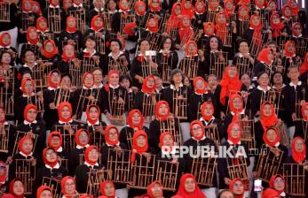 Saat Ratusan Perempuan Lansia Bermain Angklung Bersama