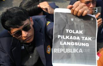 Tolak Wacana Pilkada Tidak Langsung, Mahasiswa Geruduk Gedung DPRD Jatim